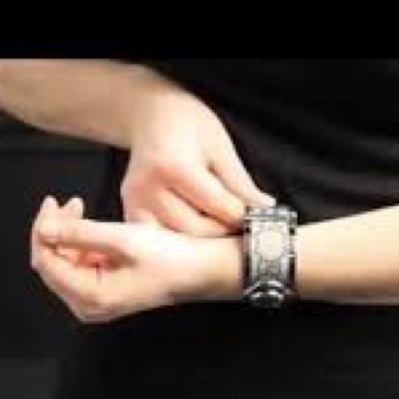 GUCCI TWIRL WATCH W DIAMOND BEZEL GUCCISMA THROUGHOUT BANGLE X WATCH DIAMOND NWB - Picture 8 of 9